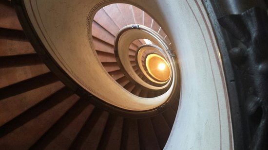 Scale Elicoidali a Pianta Ovale: su e giù per l’Italia e per le Scale Elicoidali
