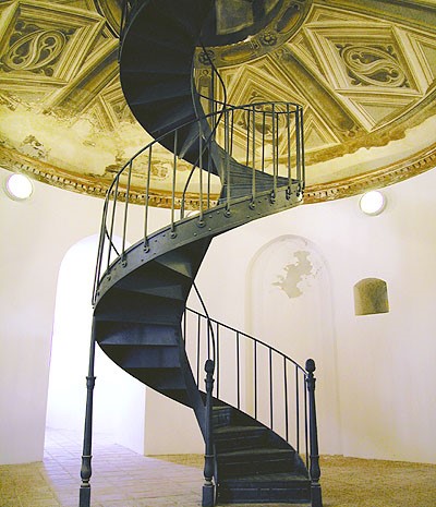 Scale Elicoidali nella storia: Castello di Corigliano Calabro e il Mastio a base ottagonale