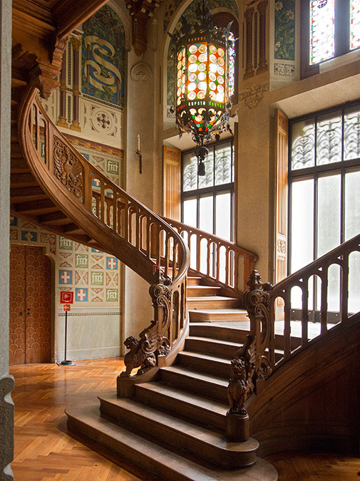 Castel Savoia e la sua splendida Scala in legno di rovere a doppia rampa semicircolare