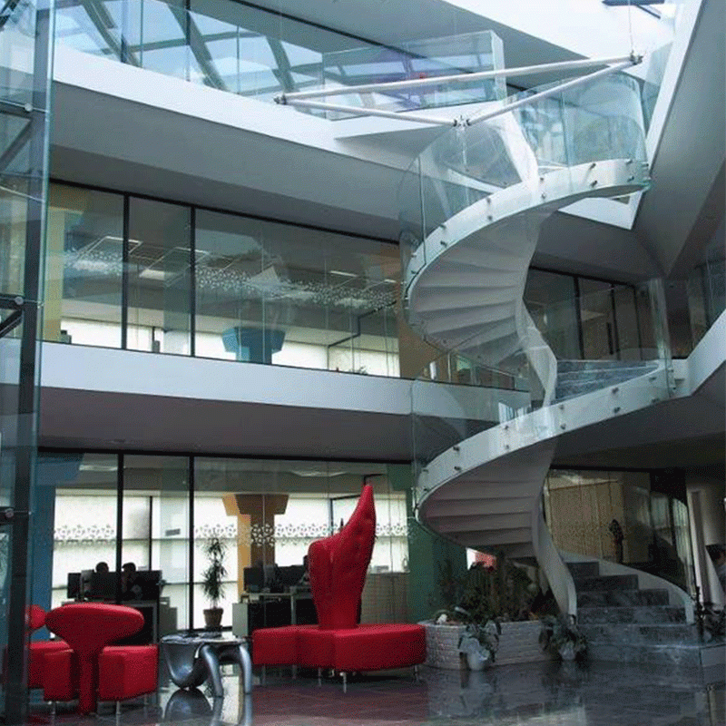 scala elicoidale cemento con parapetto vetro