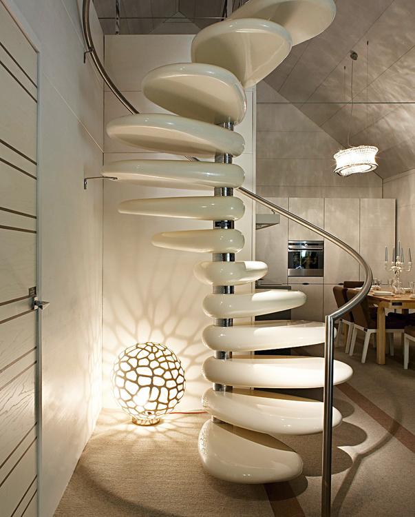 Design moderno e funzionale: scale elicoidali in cemento o metallo?
