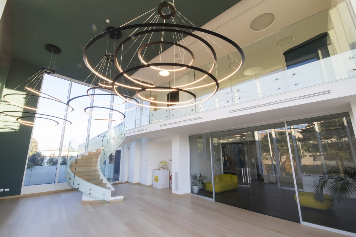 Scala interna elicoidale legno e vetro curvo