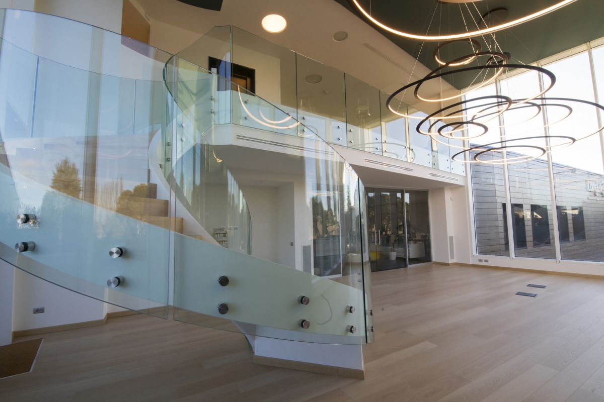 Scala-Elicoidale-legno-parapetto-vetro curvo