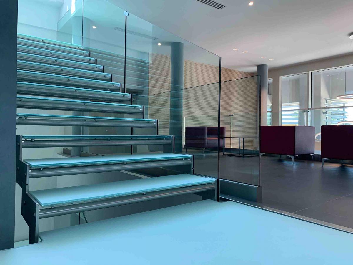 Scala interna in metallo con parapetto e gradini in vetro