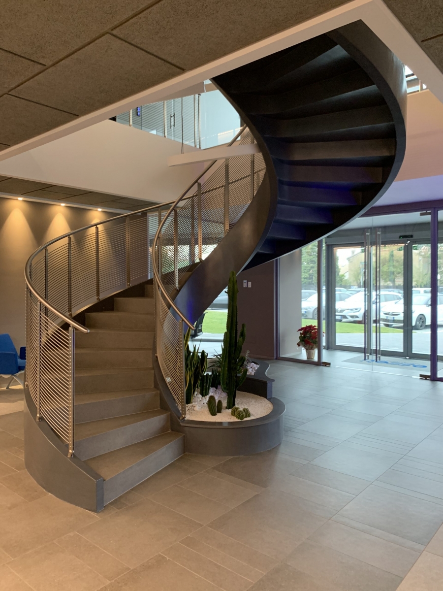 Scala interna Elicoidale in ceramica con parapetto in acciaio