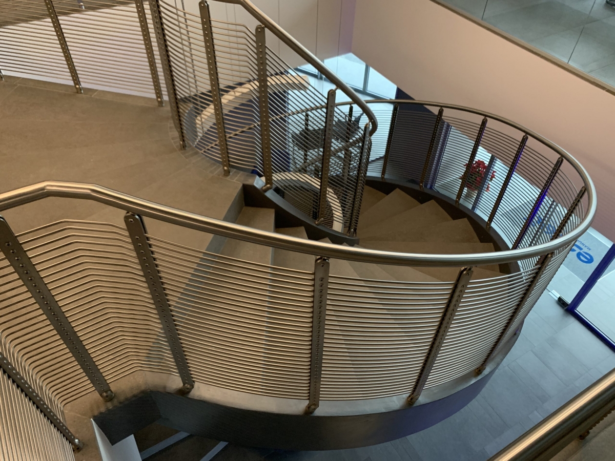 Scala interna Elicoidale in ceramica con parapetto in acciaio