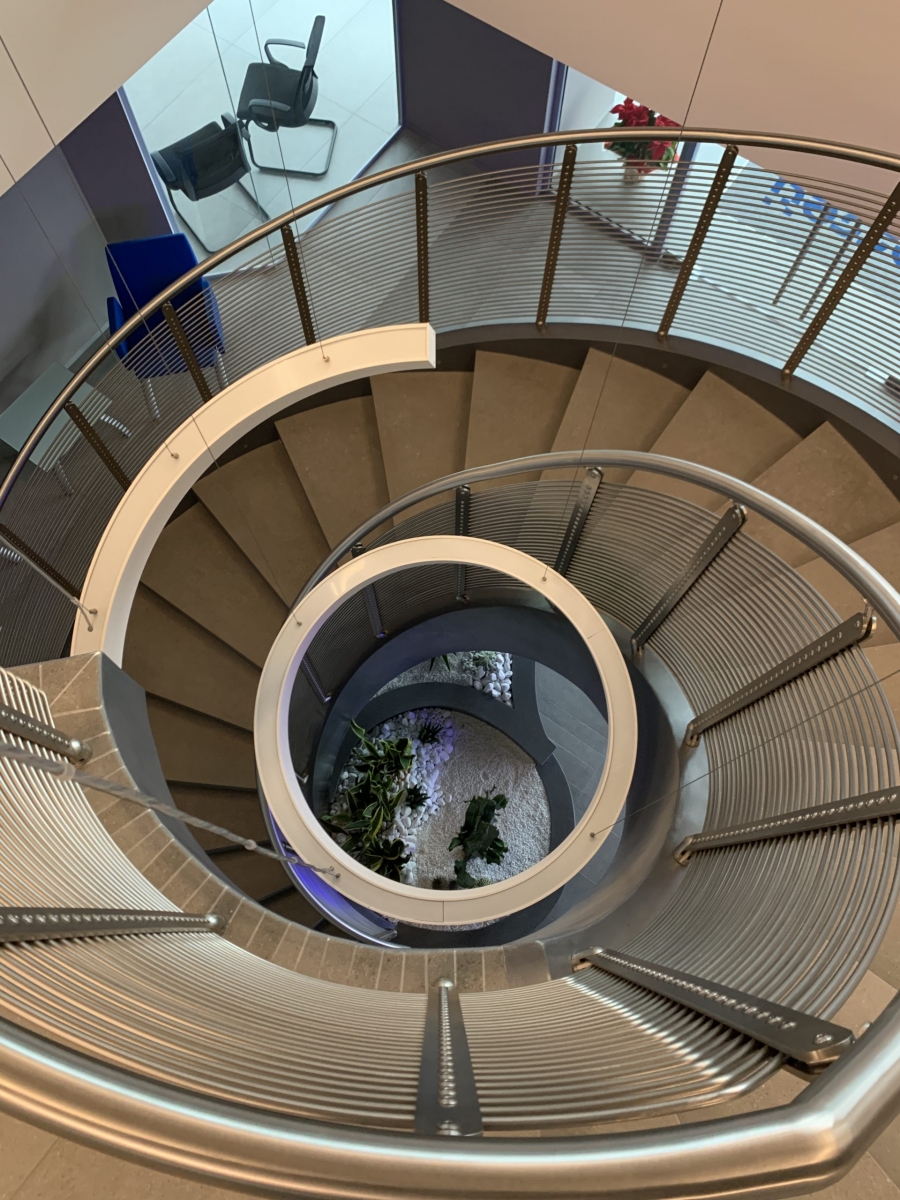 Vista gradini Scala interna Elicoidale in ceramica con parapetto in acciaio