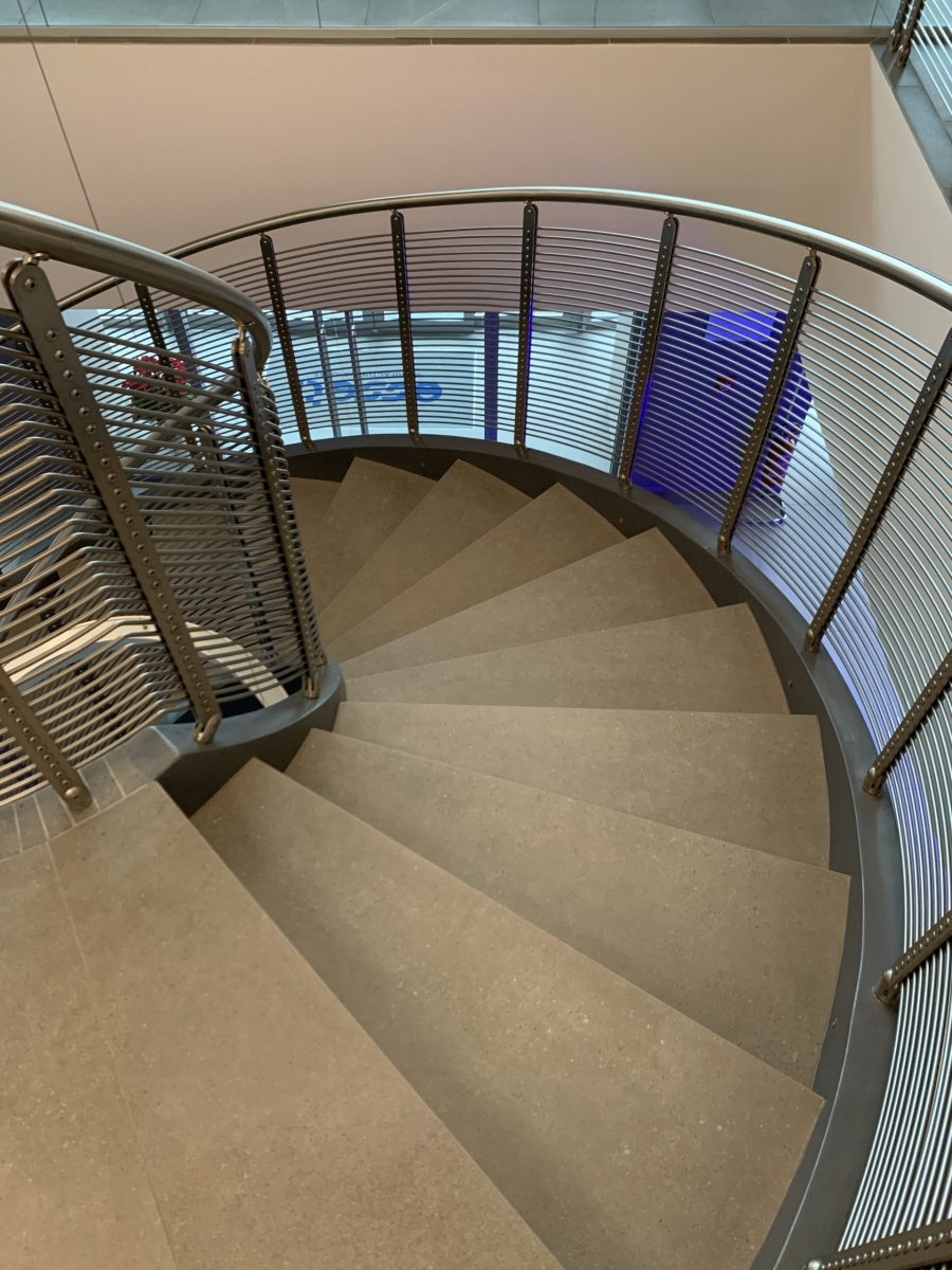 Vista gradini Scala interna Elicoidale in ceramica con parapetto in acciaio
