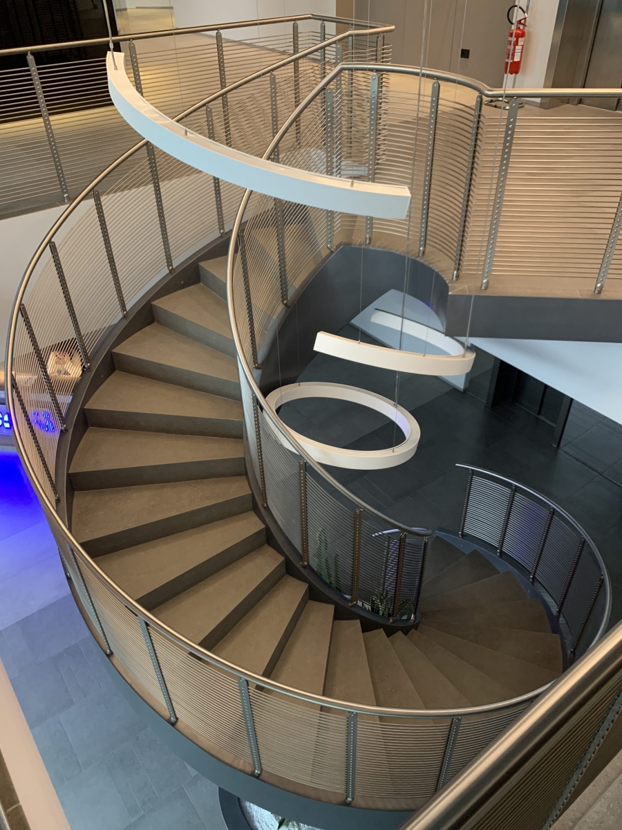 Scala interna Elicoidale in ceramica con parapetto in acciaio