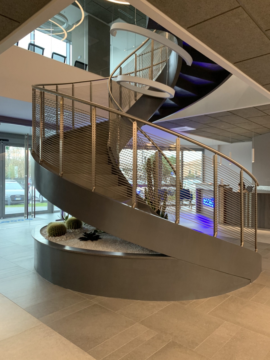 Scala interna Elicoidale in ceramica con parapetto in acciaio