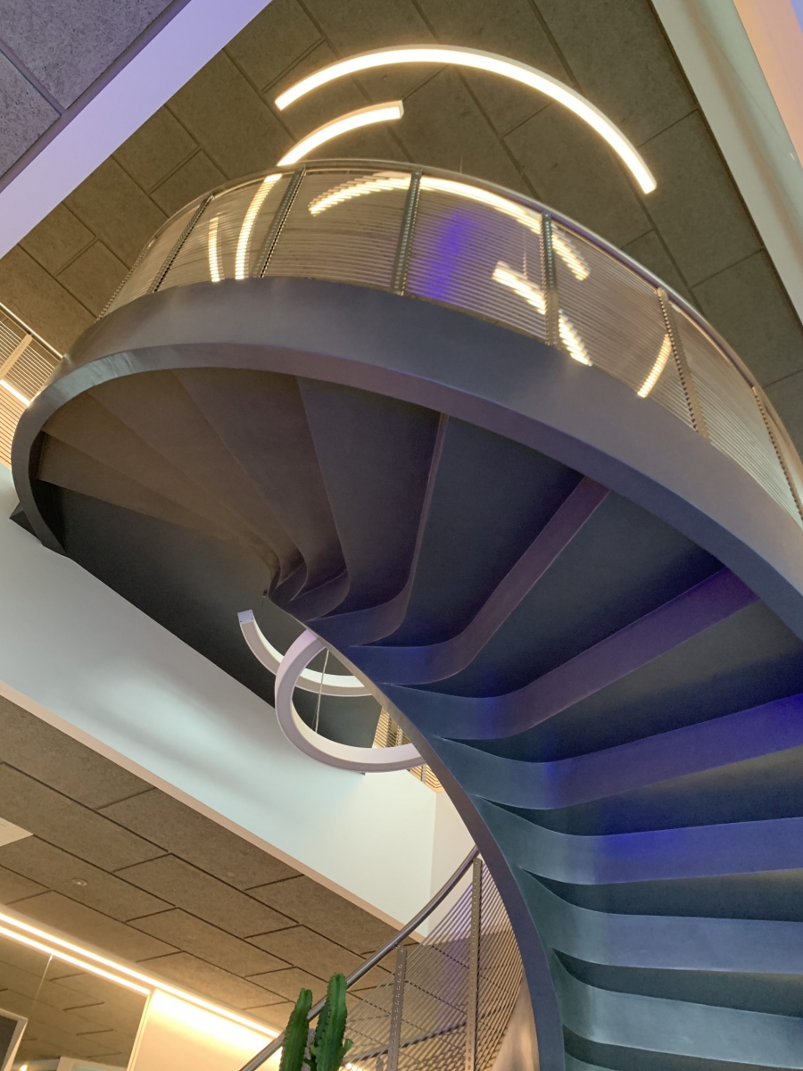 Scala interna Elicoidale in ceramica con parapetto in acciaio