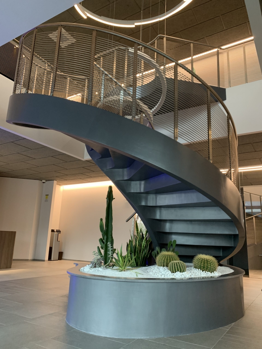 Scala interna Elicoidale in ceramica con parapetto in acciaio