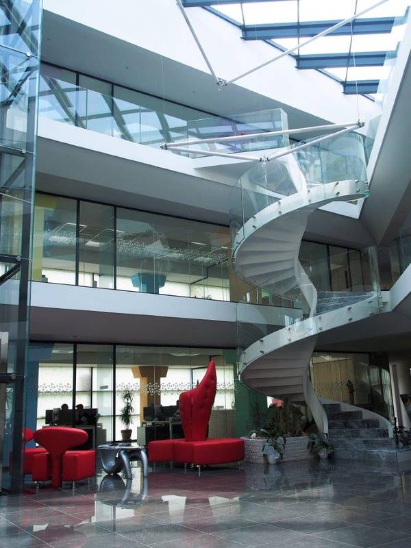 Scala per azienda in cemento e marmo