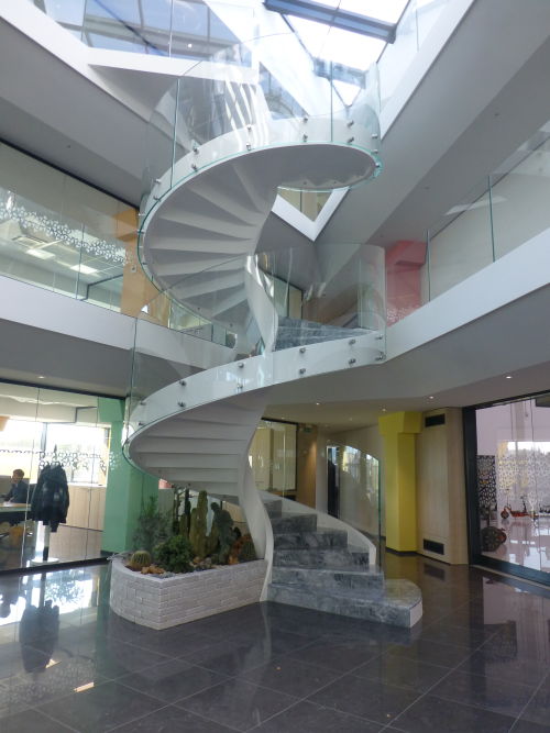 Scala per azienda in cemento e marmo