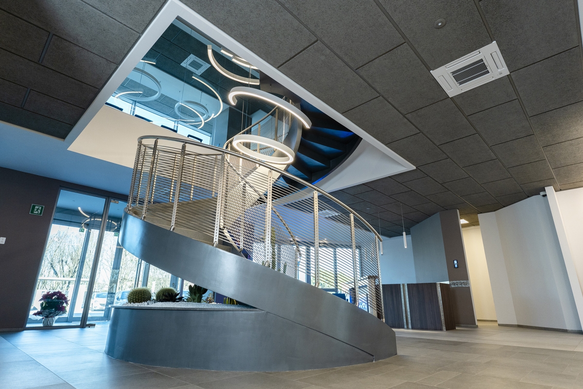 Scala interna Elicoidale in ceramica con parapetto in acciaio inox