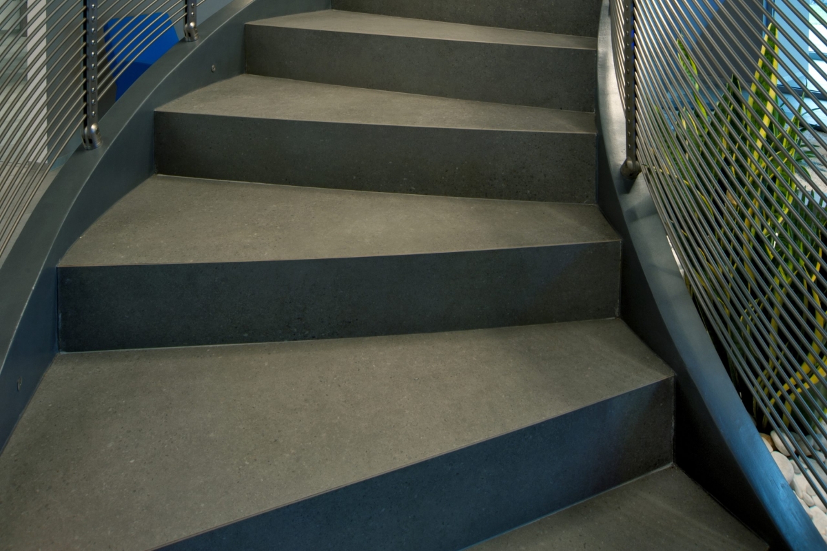 Scala interna Elicoidale in ceramica con parapetto in acciaio